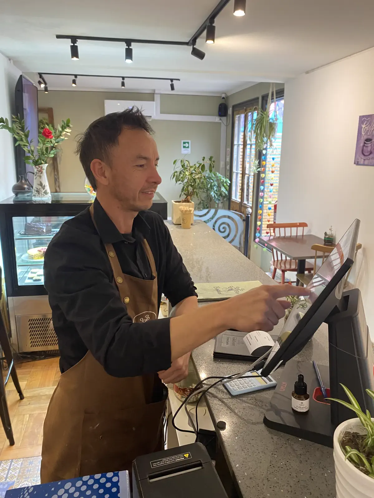 Nuestro barista preparando café de especialidad